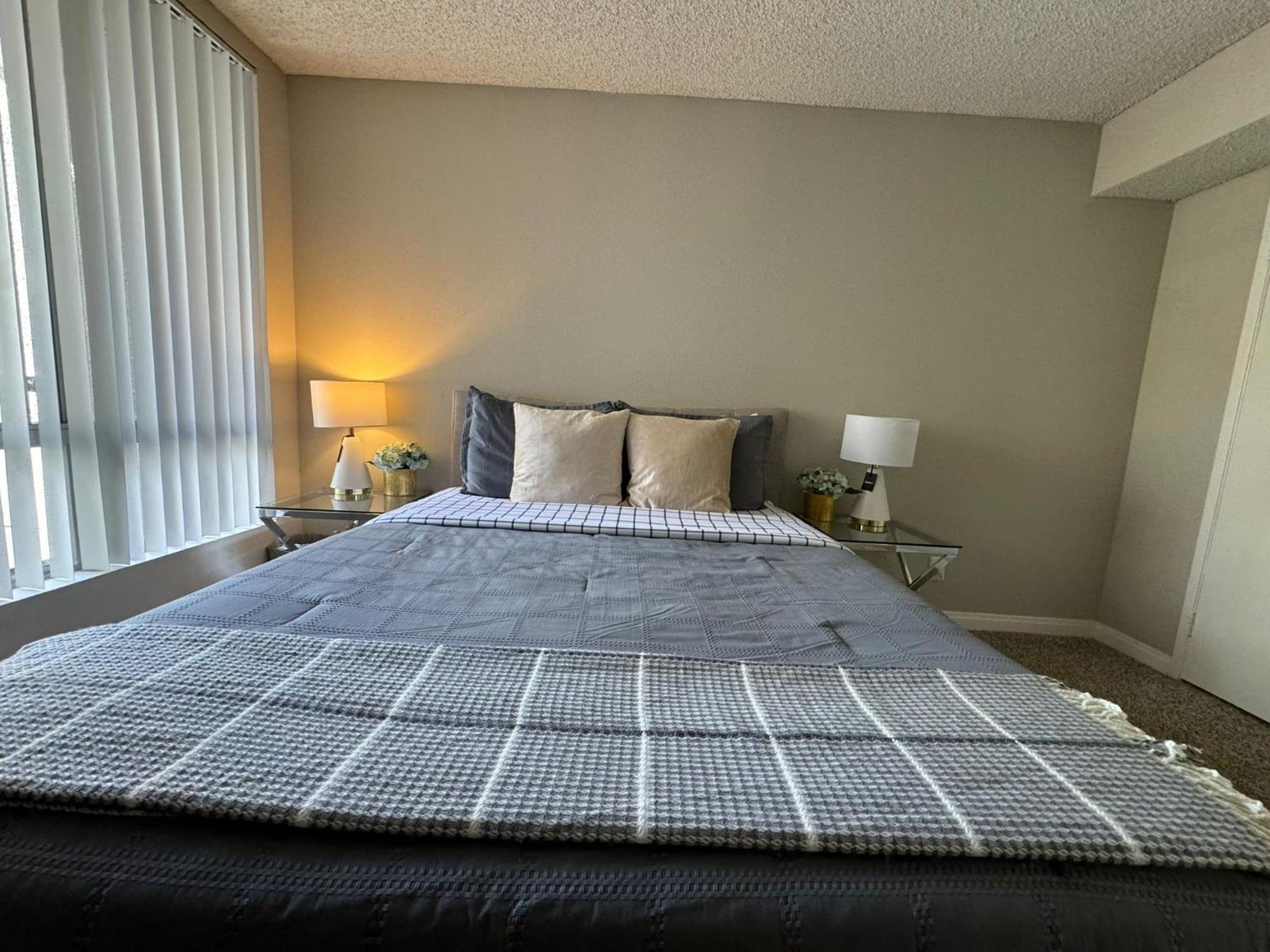 Incredible Two Bedroom Hollywood Apartments Free Parking Los Angeles Ngoại thất bức ảnh