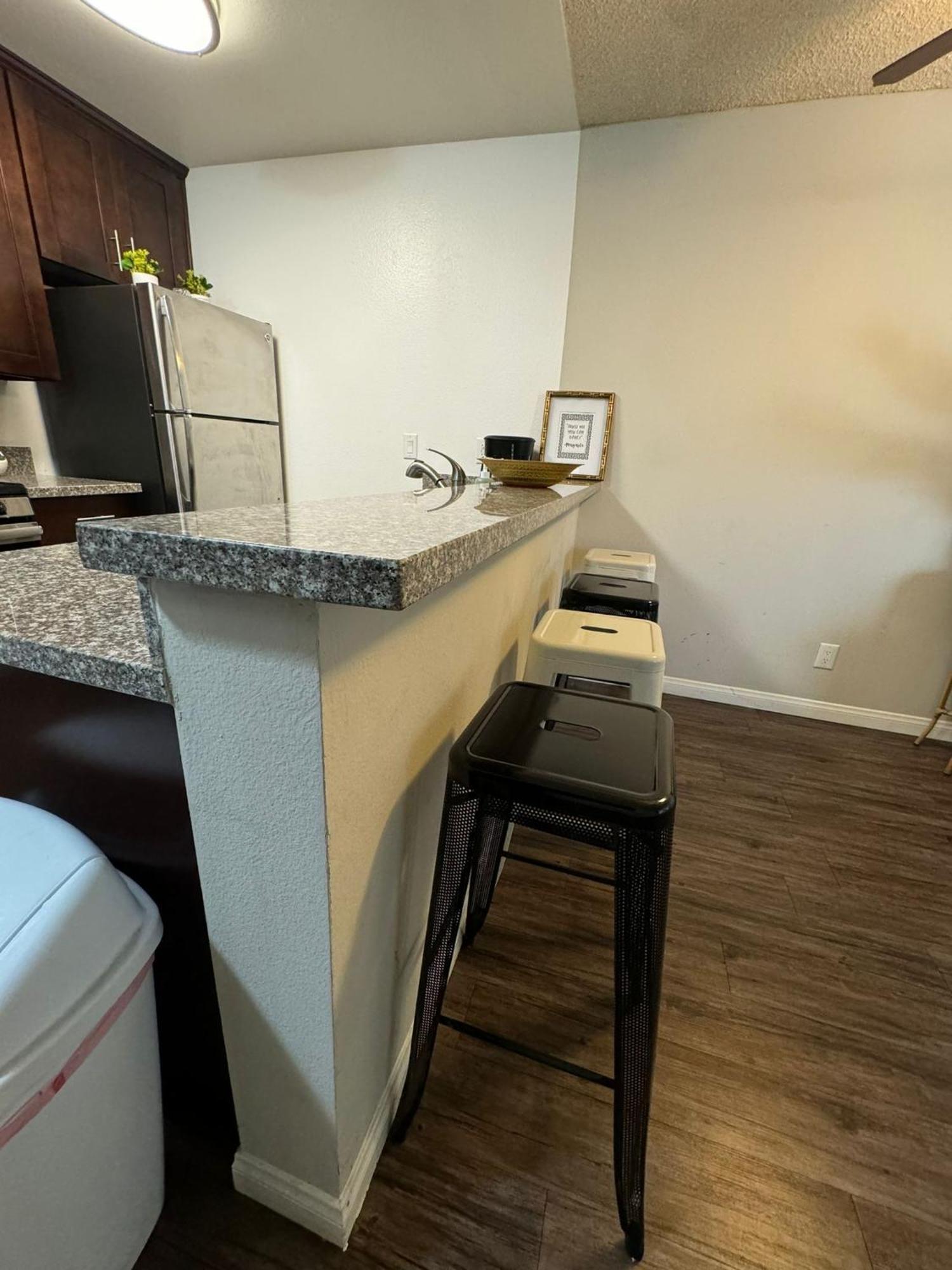 Incredible Two Bedroom Hollywood Apartments Free Parking Los Angeles Ngoại thất bức ảnh