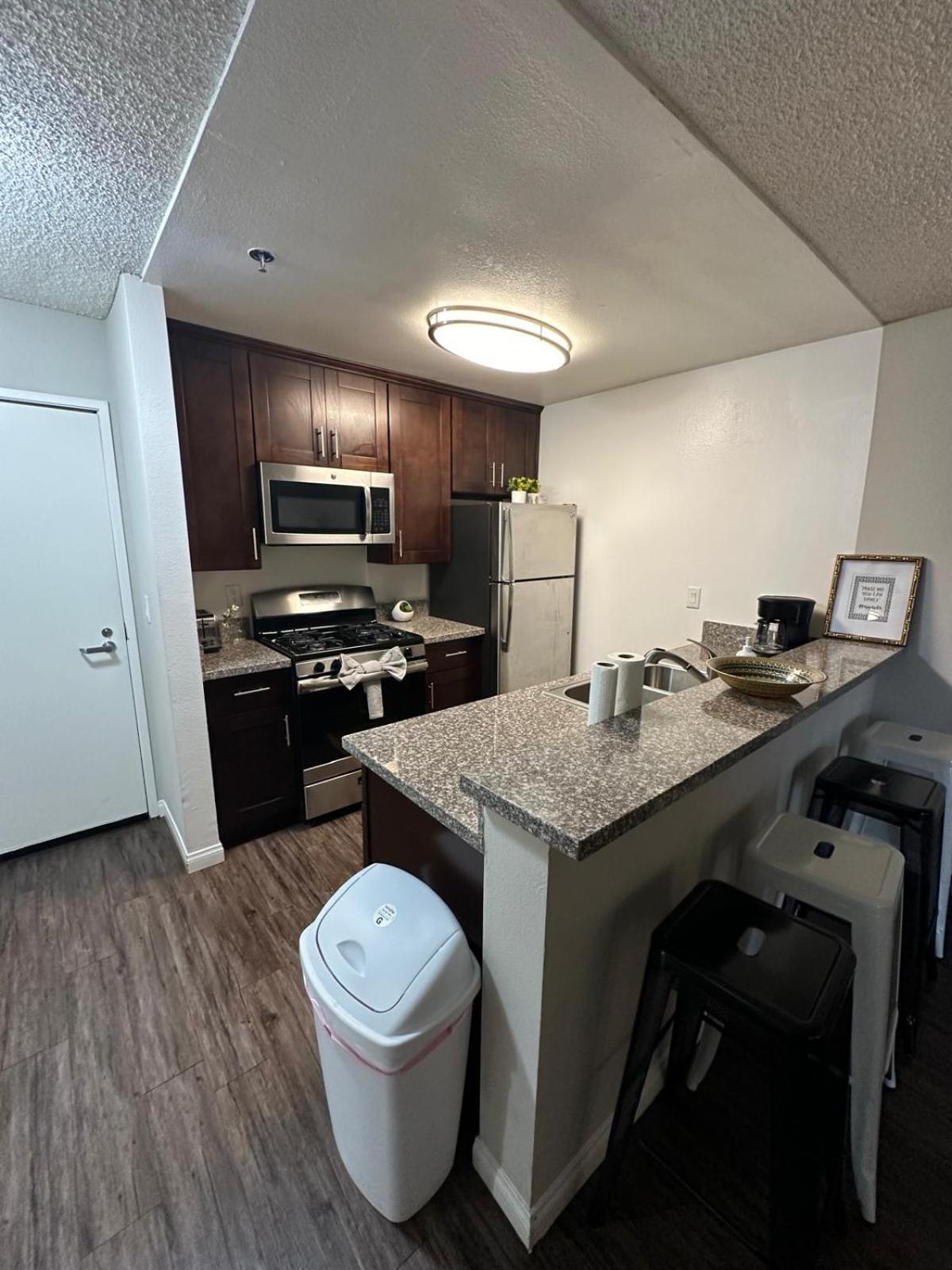 Incredible Two Bedroom Hollywood Apartments Free Parking Los Angeles Ngoại thất bức ảnh