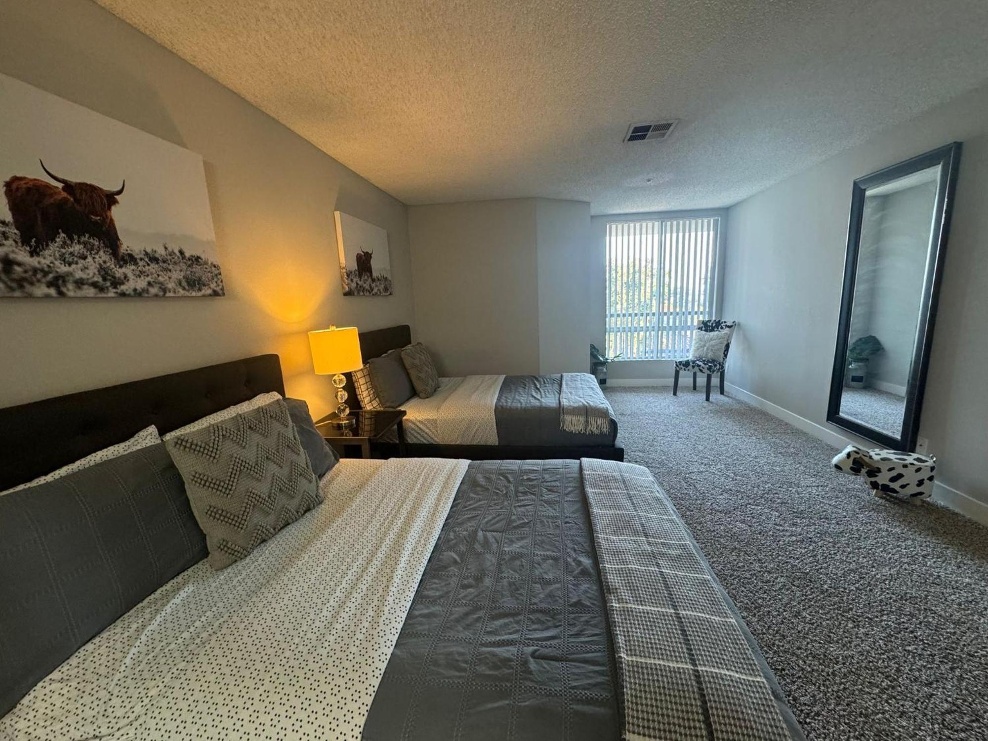 Incredible Two Bedroom Hollywood Apartments Free Parking Los Angeles Ngoại thất bức ảnh