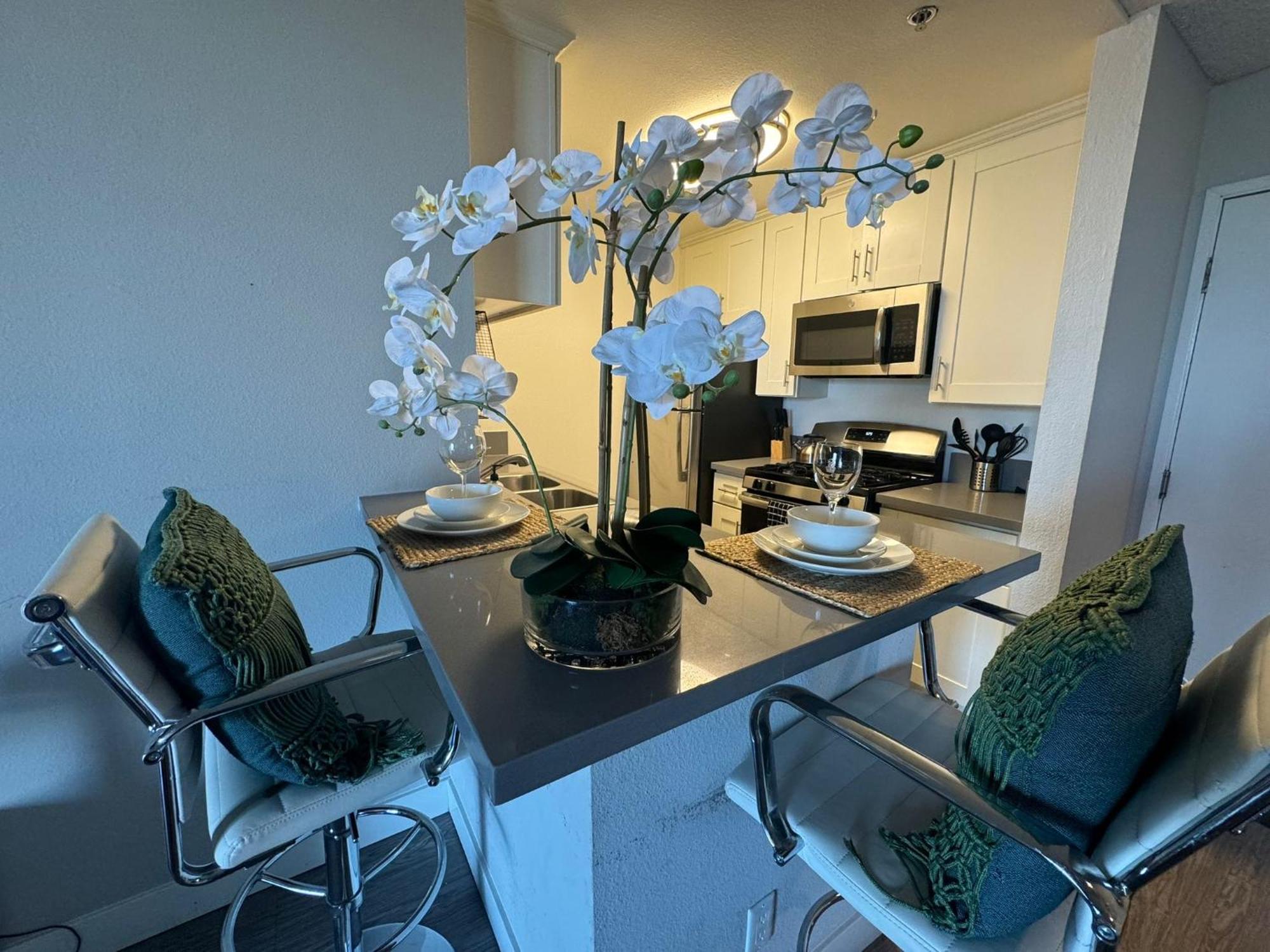 Incredible Two Bedroom Hollywood Apartments Free Parking Los Angeles Ngoại thất bức ảnh