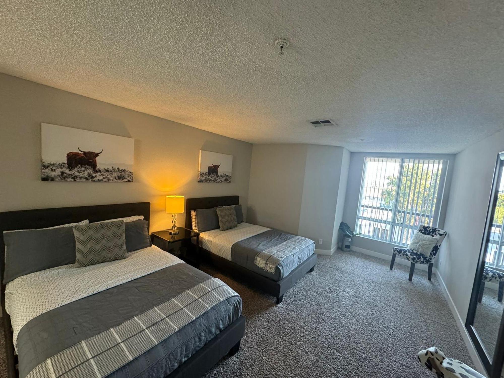 Incredible Two Bedroom Hollywood Apartments Free Parking Los Angeles Ngoại thất bức ảnh