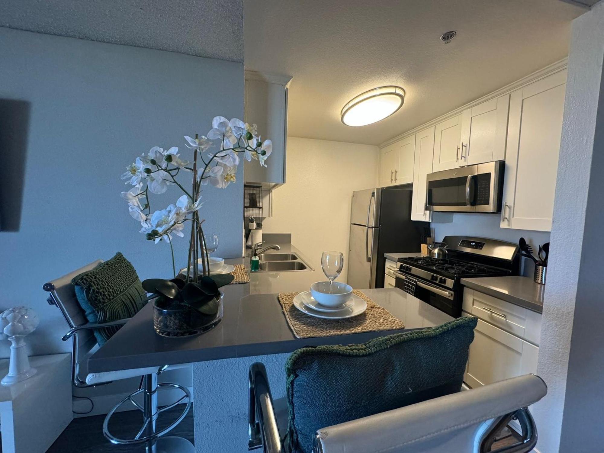 Incredible Two Bedroom Hollywood Apartments Free Parking Los Angeles Ngoại thất bức ảnh