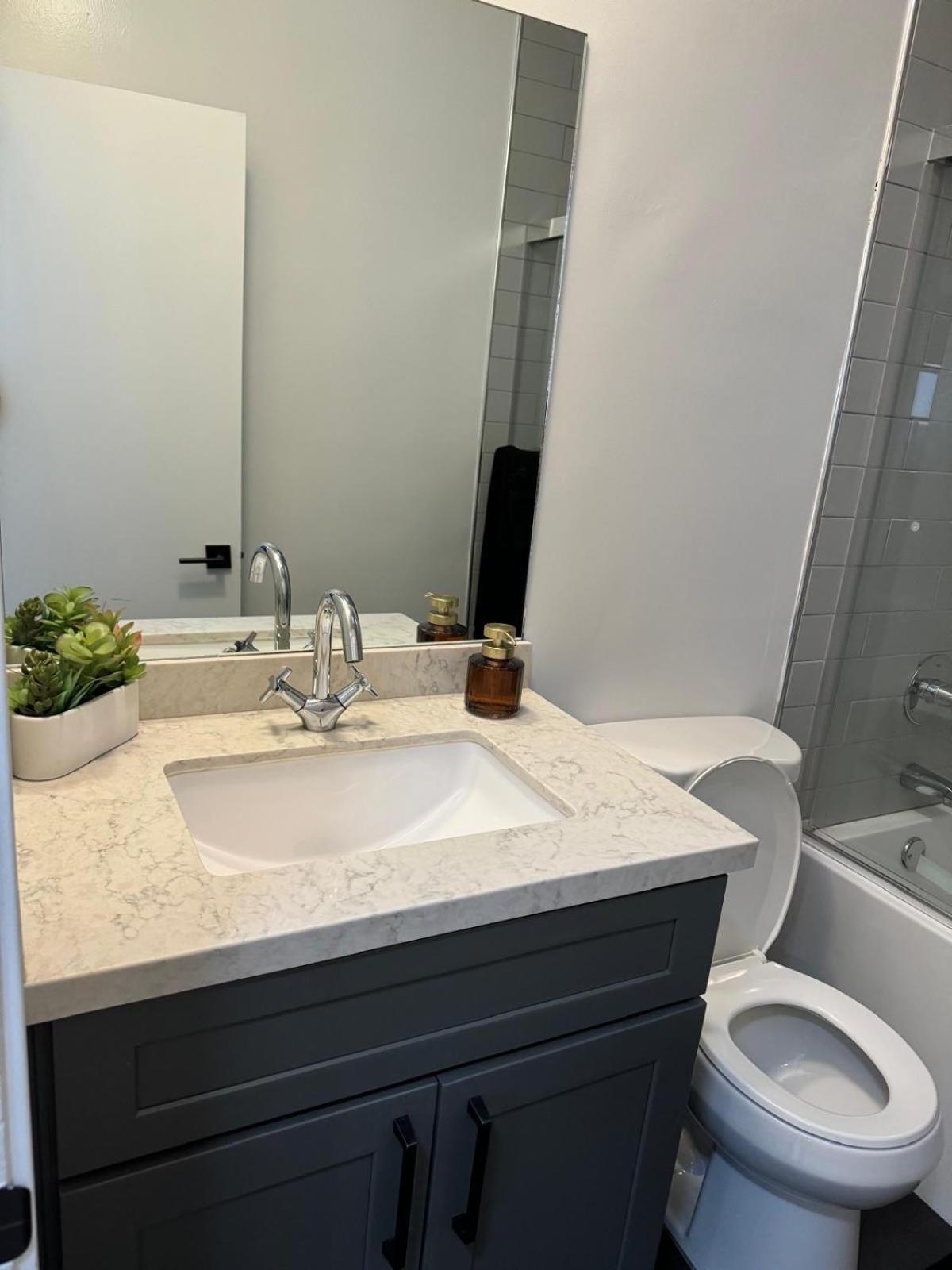 Incredible Two Bedroom Hollywood Apartments Free Parking Los Angeles Ngoại thất bức ảnh