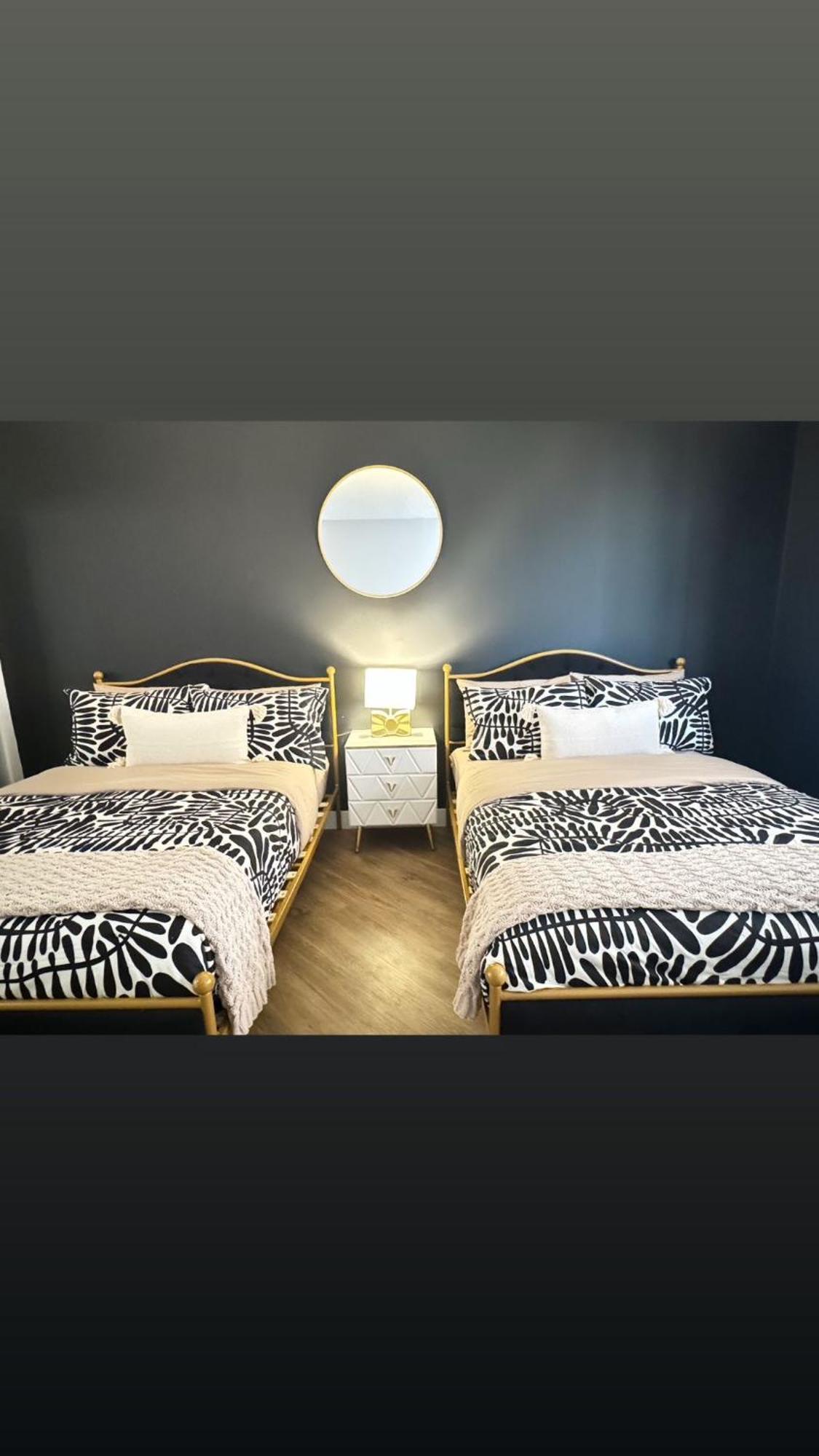 Incredible Two Bedroom Hollywood Apartments Free Parking Los Angeles Ngoại thất bức ảnh